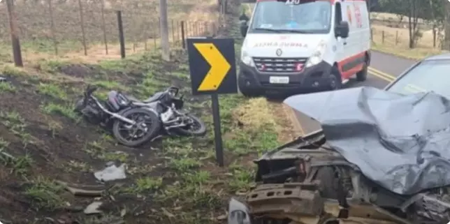 Acidente entre carro e moto deixa três feridos em rodovia que liga Avaré a Itatinga